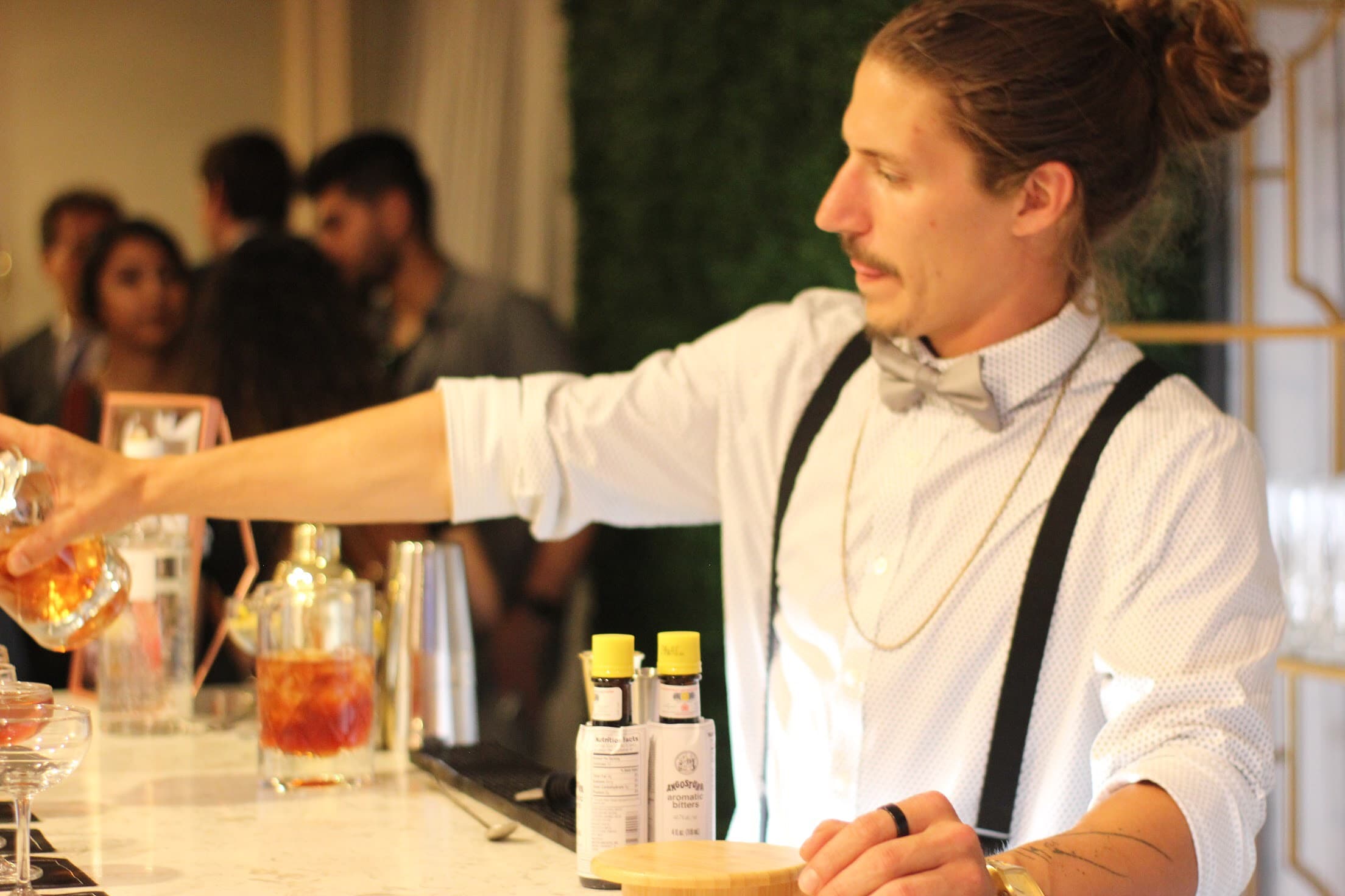 Service Bartending / Custom cocktail pouring